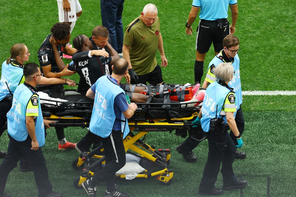Kone deixa o campo de maca e assistido pela equipe médica — Foto: Reuters
