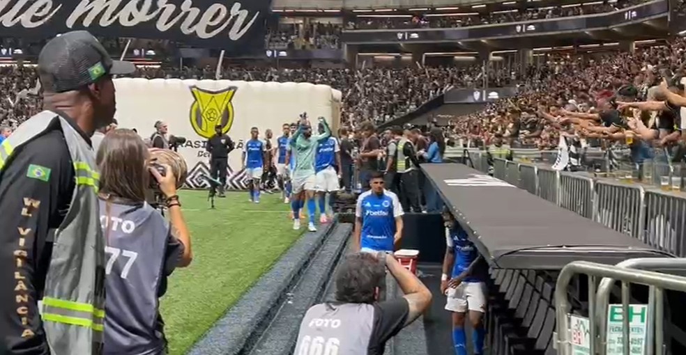 Gabigol responde à provocação da torcida do Atlético-MG — Foto: TV Globo