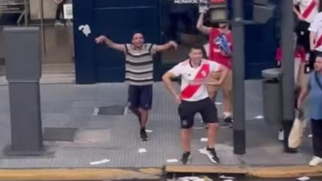 Torcedores do River Plate fazem gestos racistas em direção a atleticanos