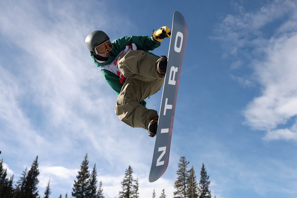 Augustinho Teixeira em ação no snowboard halfpipe — Foto: Getty Images