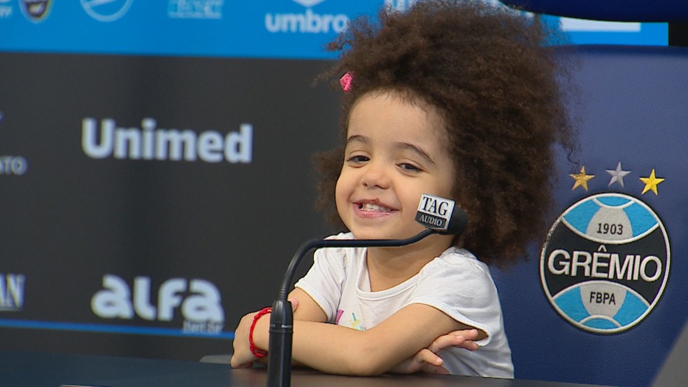Maria Vitória se reconheceu no cabelo do meio-campista Willian, do Grêmio