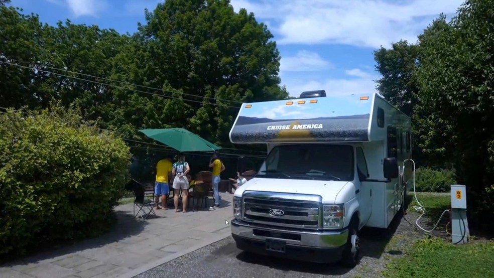 Família paranaense de motorhome em momento de confraternização no camping