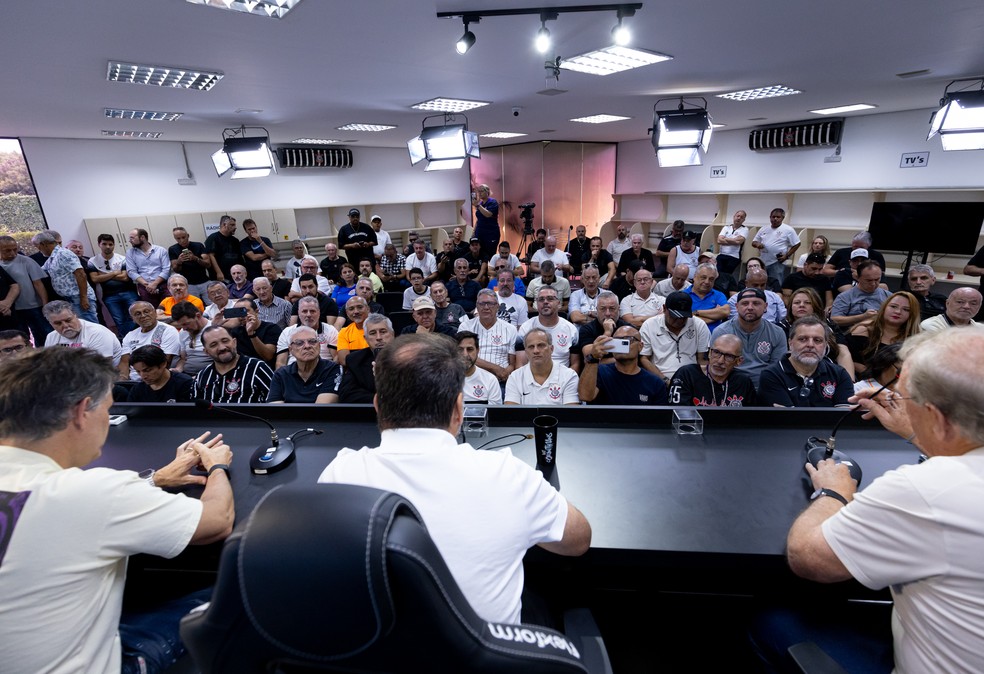 Conselheiros do Corinthians visitaram o CT Joaquim Grava