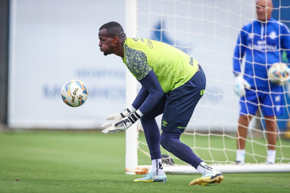 Caíque em treino do Grêmio — Foto: Lucas Uebel/Divulgação Grêmio