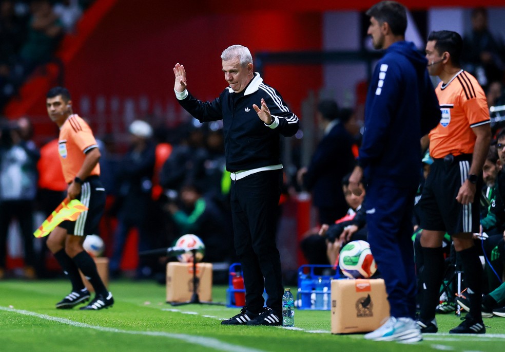 Técnico da seleção do México, Javier Aguirre, em amistoso contra a Sérvia