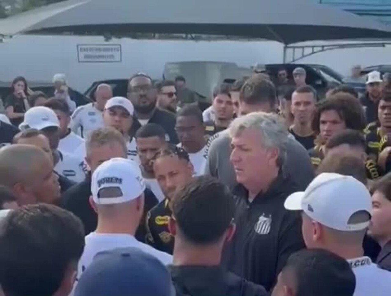 Neymar tem edema na coxa e inicia tratamento; Santos comunica CBF antes de convocação