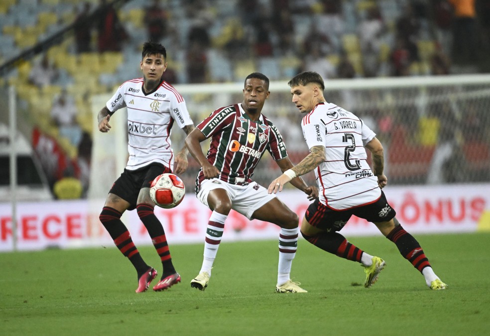 Pulgar e Varela em marcação dobrada em Keno no Fluminense x Flamengo — Foto: André Durão / ge