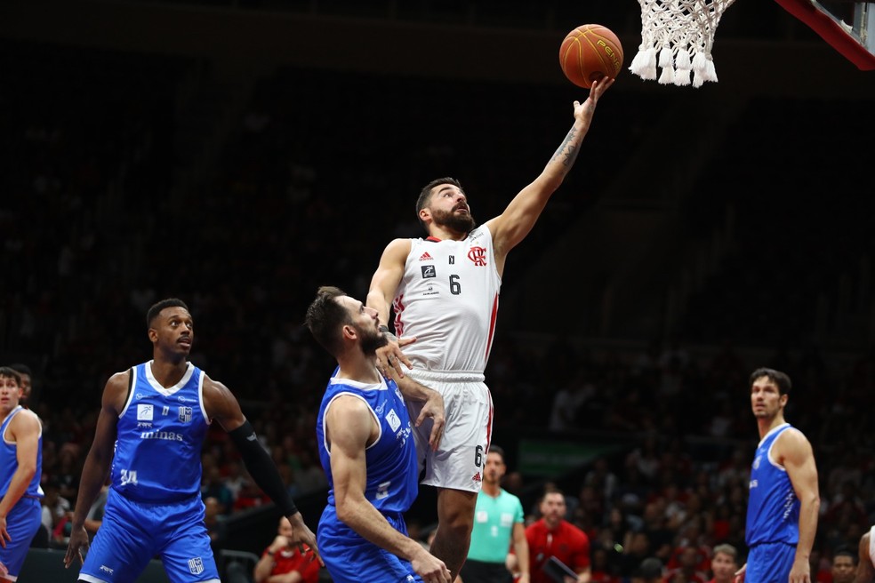 Balbi sobe para pontuar na bandeja — Foto: Gilvan de Souza/CRF