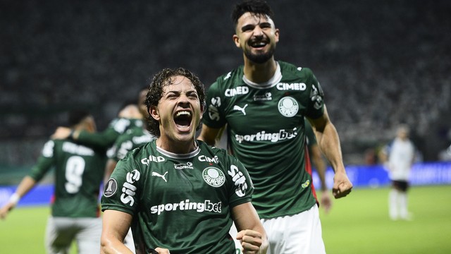 Giay, do Palmeiras, comemora gol contra a LDU, pelas quartas de final da Copa Libertadores.