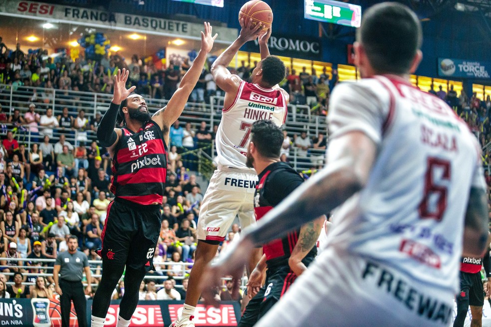 Charles Hinkle disputa a bola com Devon Scott, no jogo 3 da final do NBB entre Franca e Flamengo — Foto: Marcos Limonti/Sesi Franca Basquete