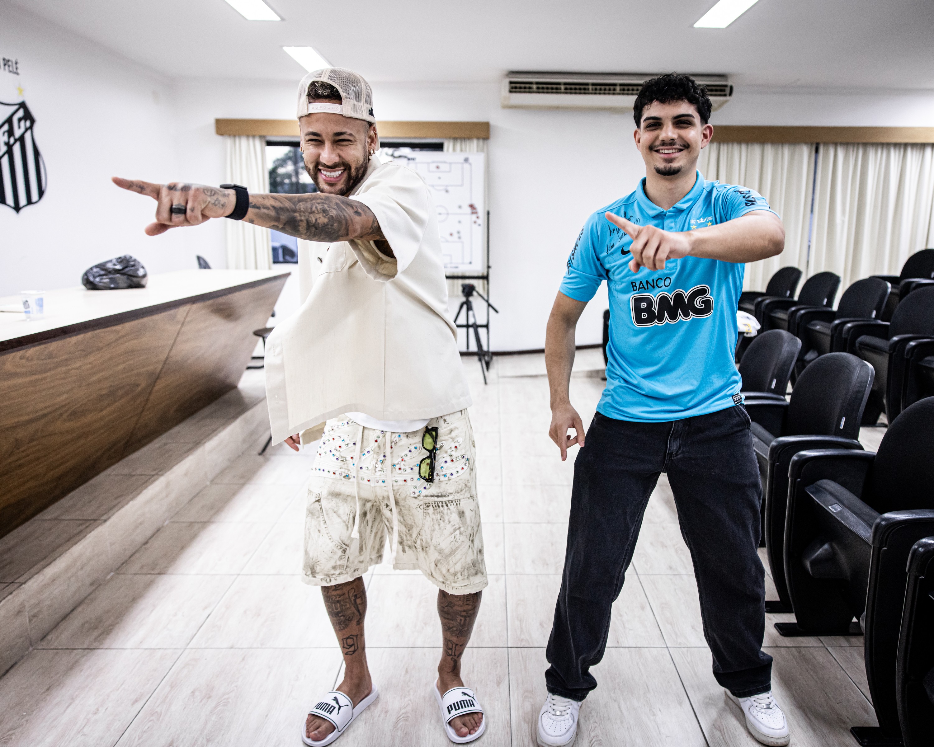 Neymar refaz dancinha com torcedor do Santos que venceu leucemia | Ge