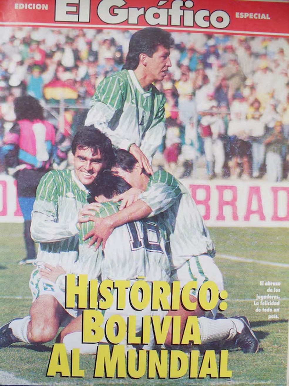 Gustavo Quinteros sorrindo ajoelhado estampa capa de jornal da Bolívia em 1993