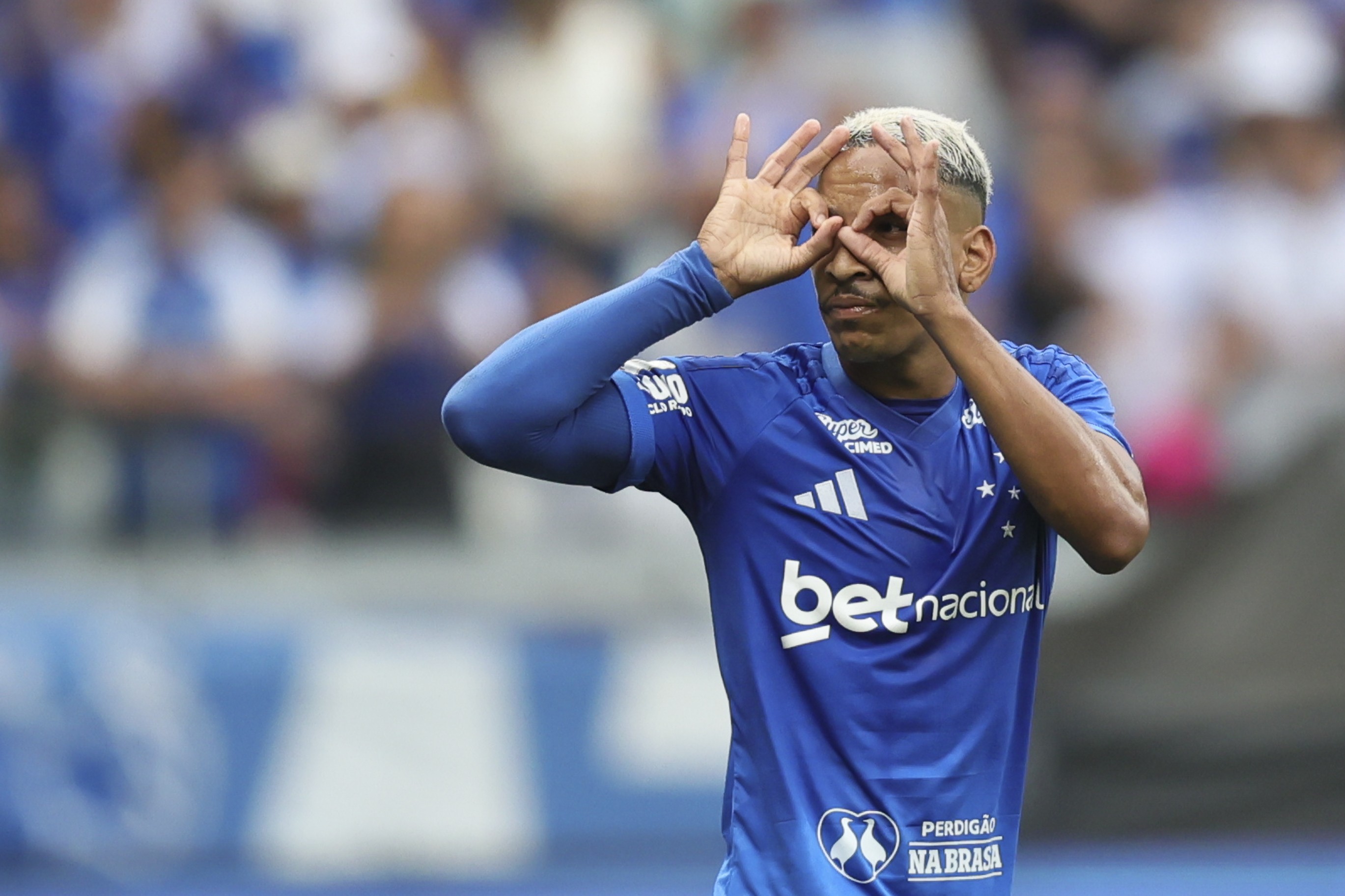 Que arrancada! Matheus Pereira ultrapassa Arias e se torna o melhor meia do Cartola 2026