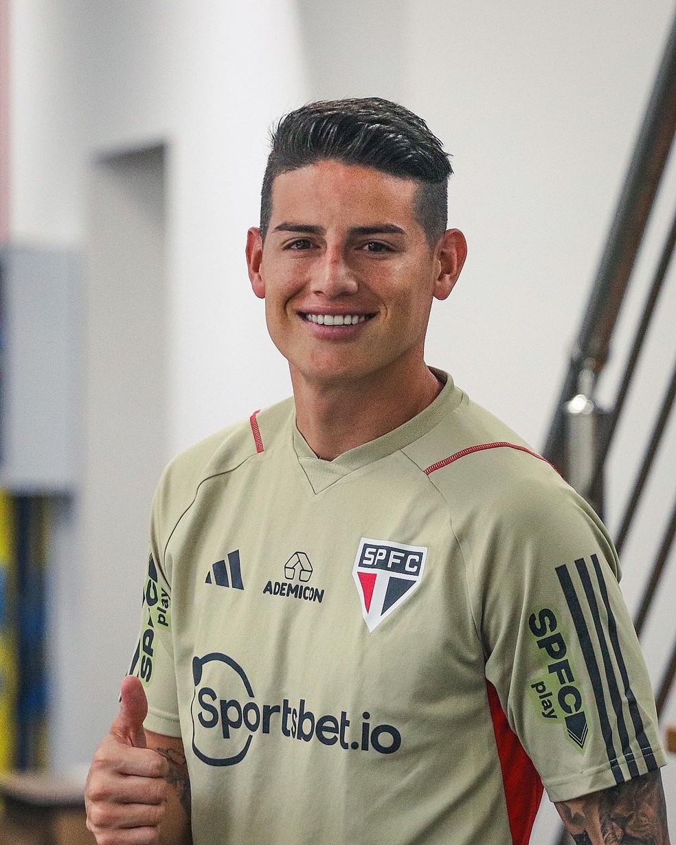 James Rodríguez fez trabalho regenerativo com os colegas na parte interna do CT — Foto: Rubens Chiri/saopaulofc