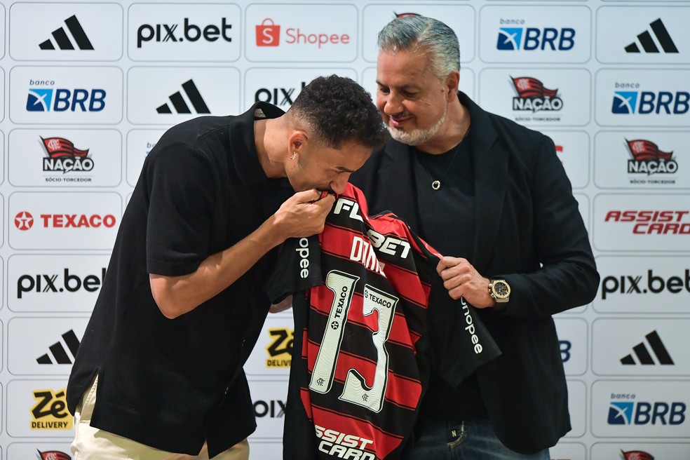 Danilo ao lado de José Boto, dirigente do Flamengo, em apresentação — Foto: Thiago Ribeiro/AGIF