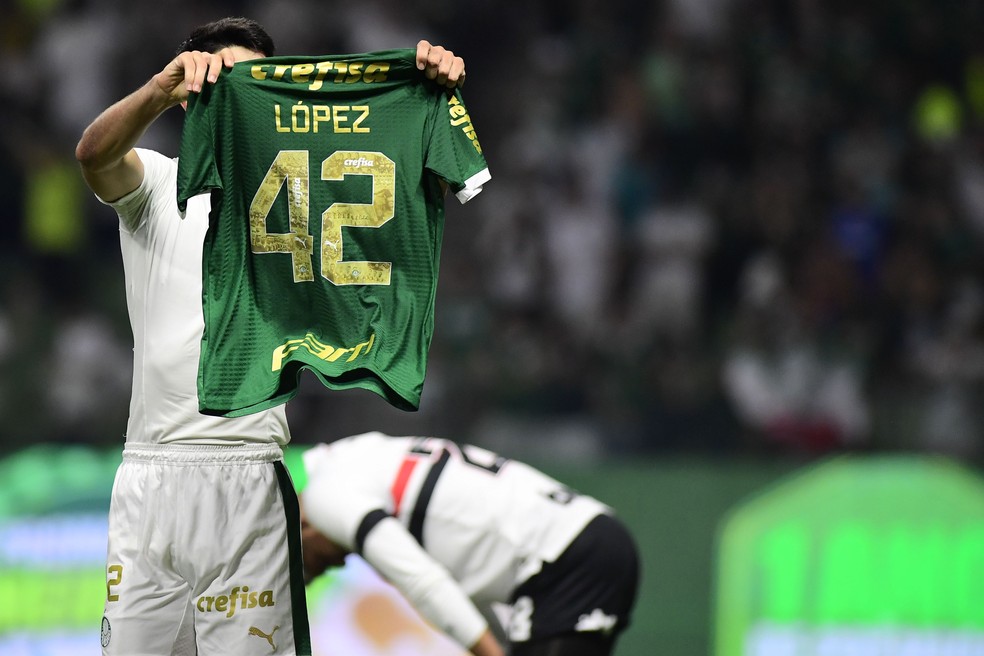 López exibe a camisa após fazer o gol da vitória do Palmeiras sobre o São Paulo — Foto: Marcos Ribolli