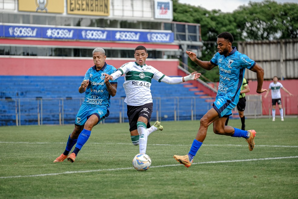 Jogo entre Coritiba e Azuriz na Taça FPF