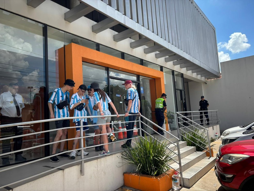 Torcedores argentinos tentam trocar os ingressos cancelados para a final da Sul-Americana — Foto: Guilherme Macedo