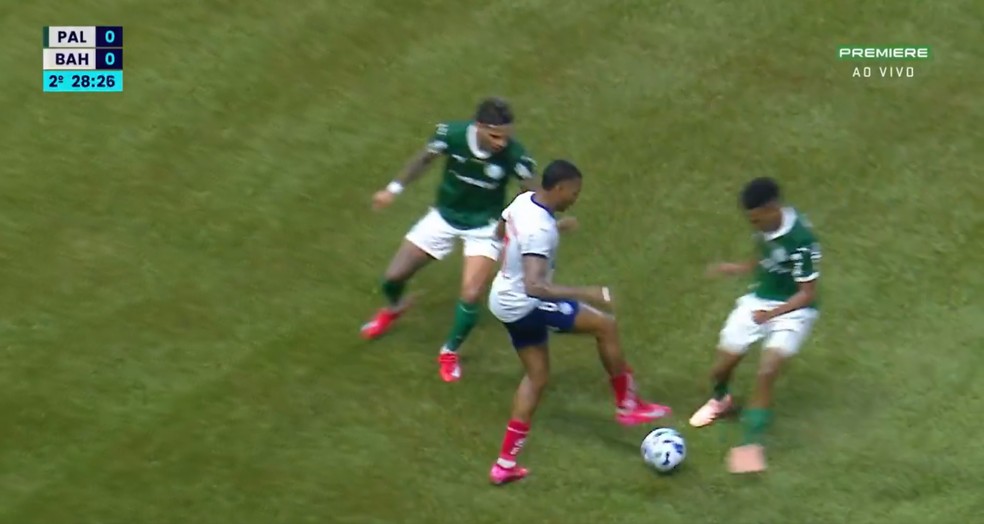 Jean Lucas, do Bahia, dá bela caneta em Estêvão, do Palmeiras — Foto: Reprodução/Premiere