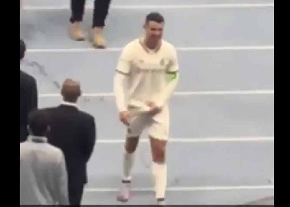Ap s gesto obsceno Cristiano Ronaldo recebe processo pedindo