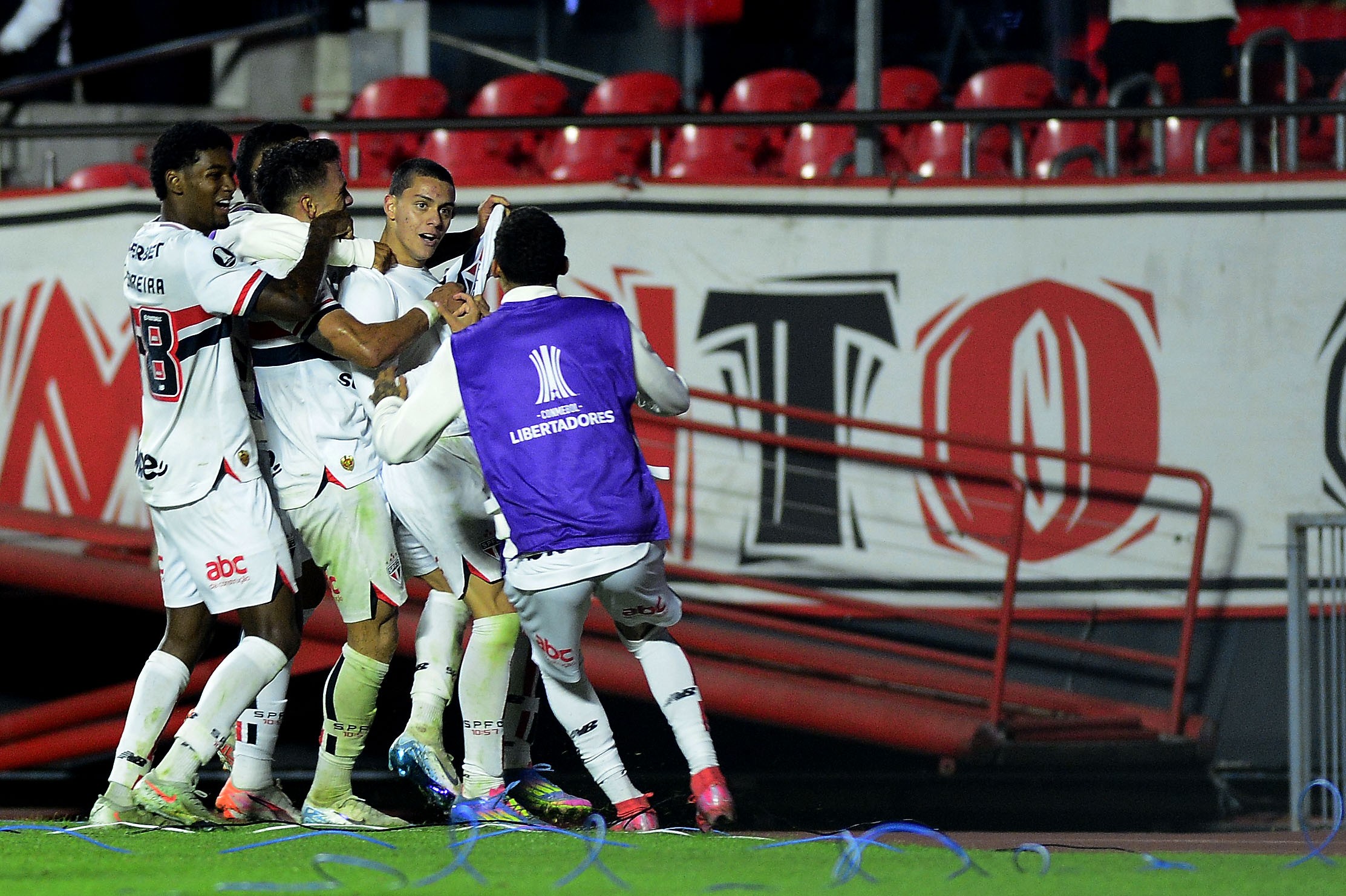 GRANDE JOIA! Lucca brilha e se torna o mais jovem a marcar pelo São Paulo