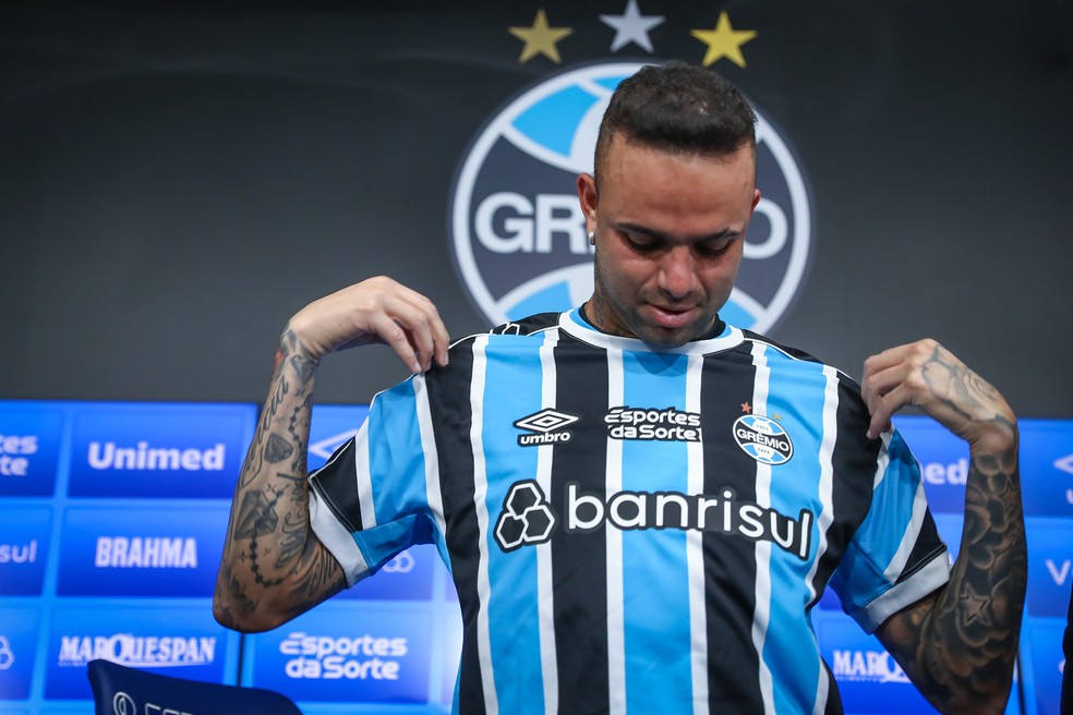 Luan apresentação Grêmio — Foto: Lucas Uebel/Divulgação Grêmio