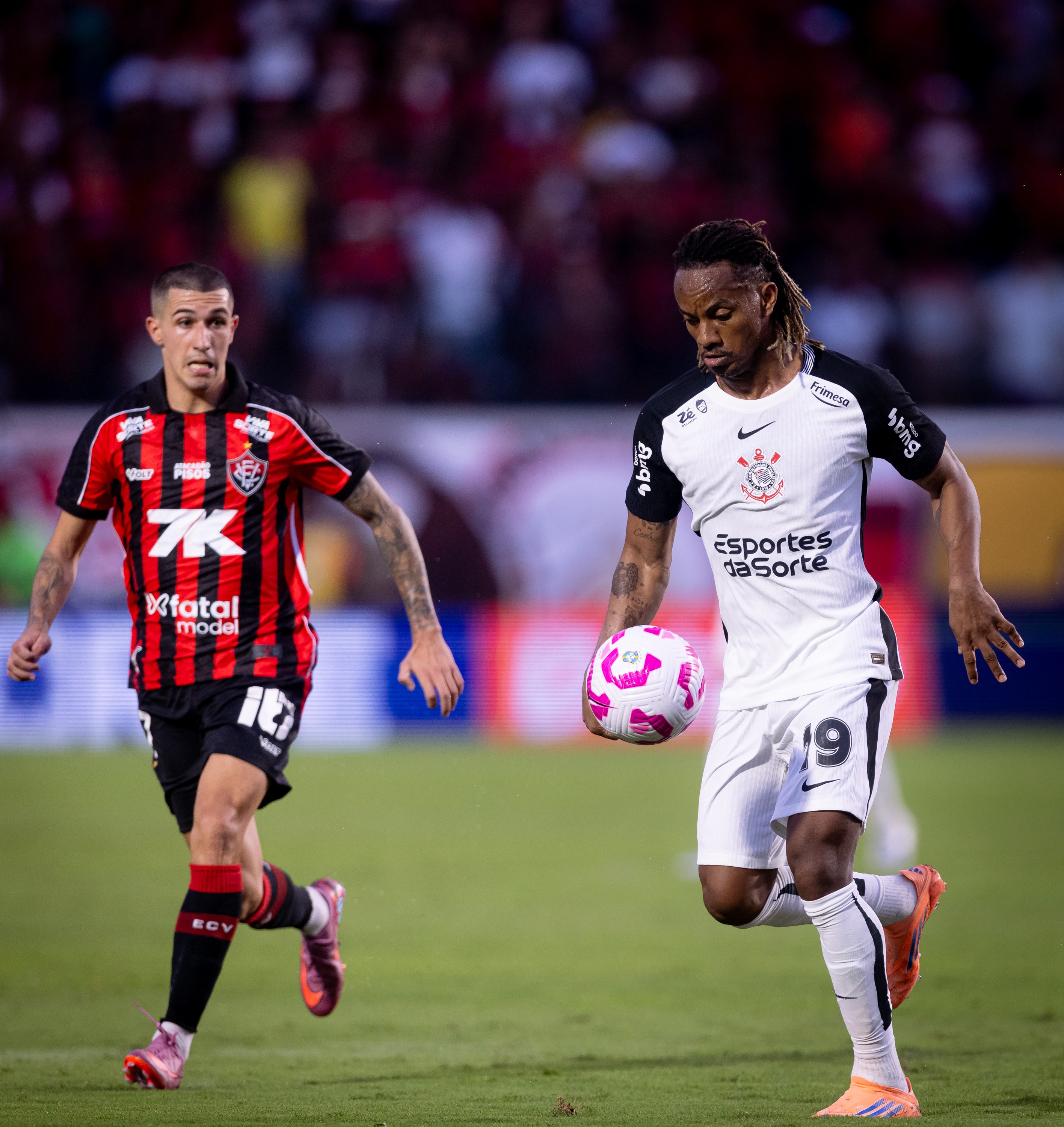 Carrillo volta antes do previsto, brilha na estreia e ajuda Corinthians a vencer o Vitória