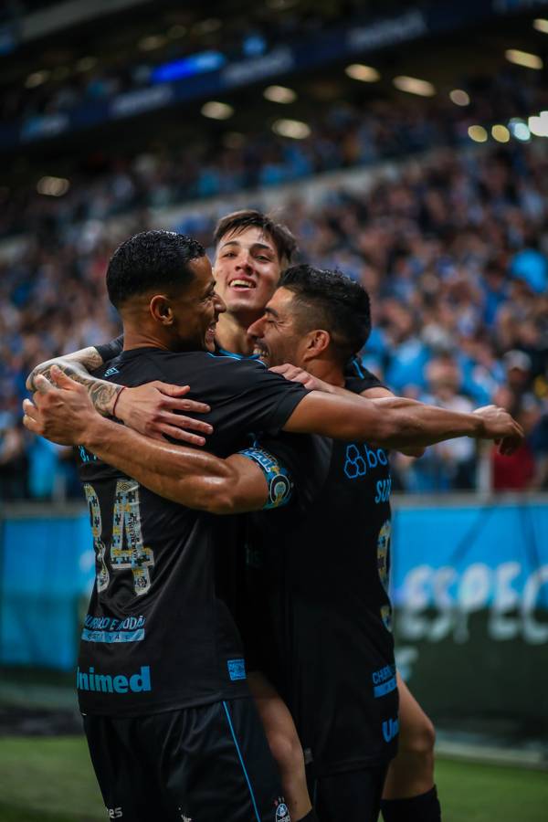 Besozzi dribla vergonha e ganha espaço no Grêmio gol e após assistência para Suárez