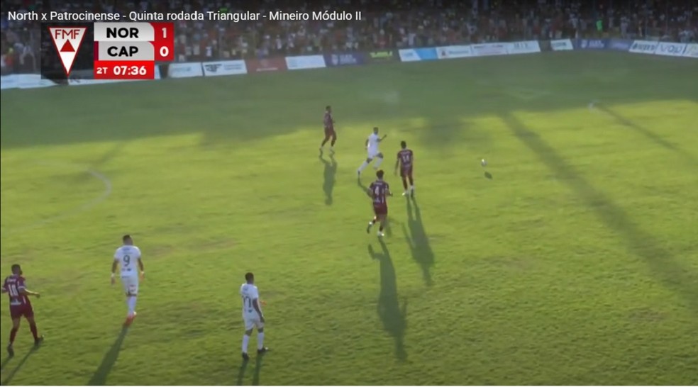 Jogadores do Patrocinense param após ouvirem apito externo, sofrem gol do North e são eliminados do Módulo 2 do Campeonato Mineiro. — Foto: Reprodução/FMF TV