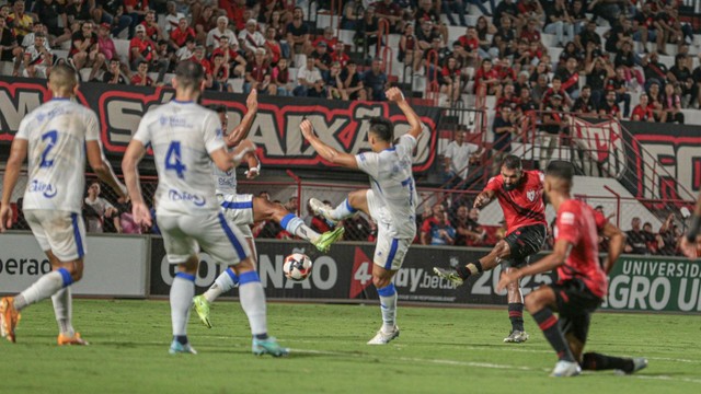 Willian Maranhão arrisca chute para o Dragão