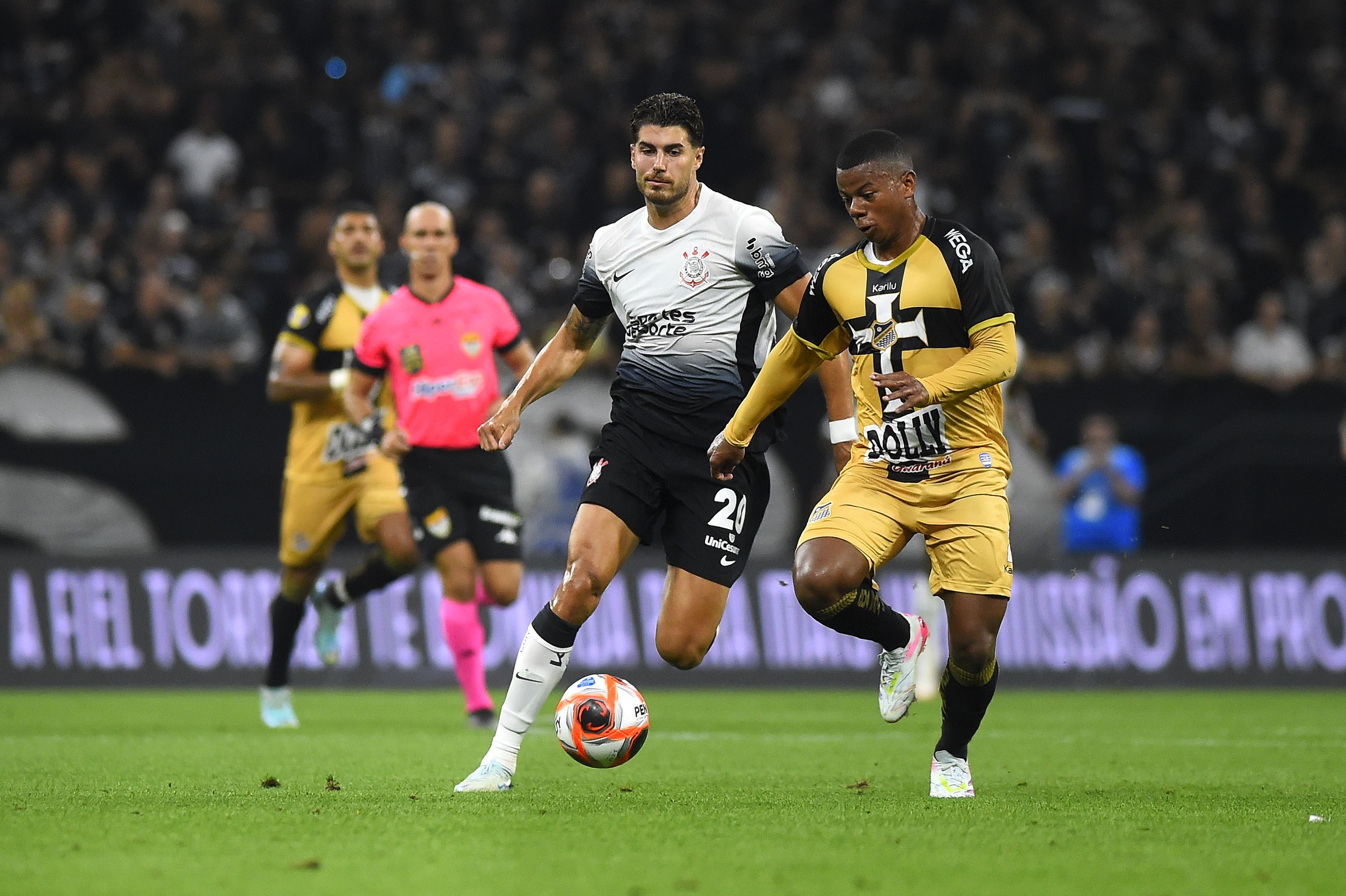 Corinthians e Ceará negociam empréstimo de Pedro Raul para reforçar ataque.