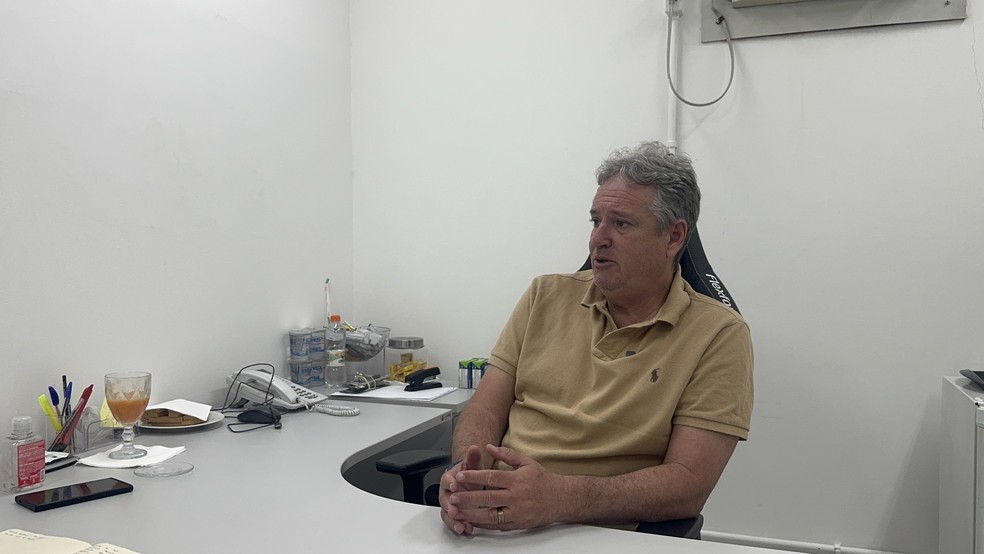 Erasmo Damiani, executivo das categorias de base do Corinthians, atende a reportagem do ge em sua sala no Parque São Jorge — Foto: João Pedro Brandão