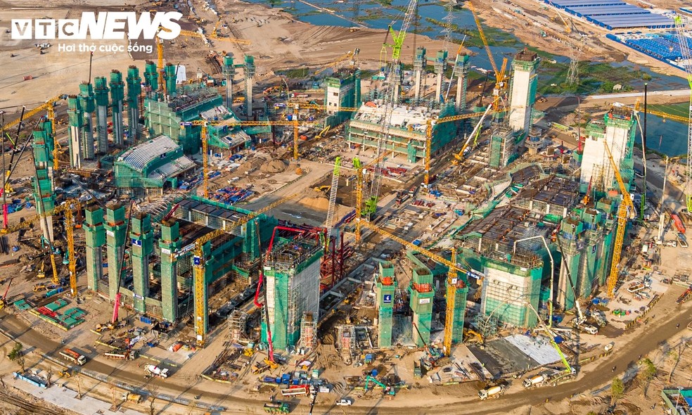 Confira imagens das obras no estádio VinFast Stadium, no Vietnã — Foto: VTC News