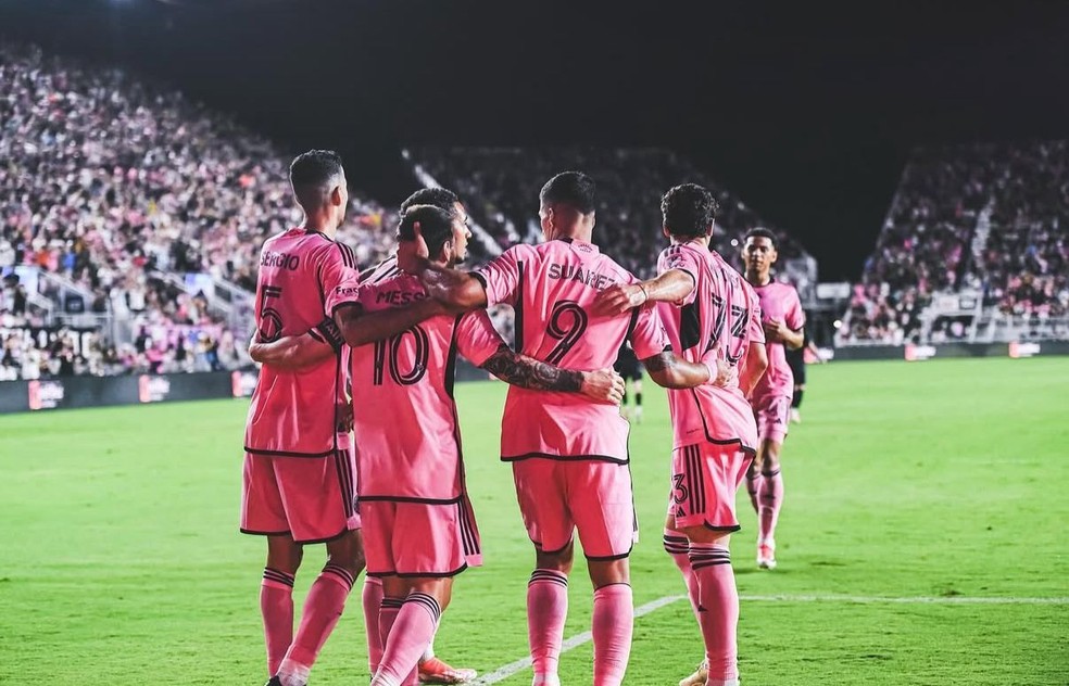 Leo Afonso, na ponta direita, comemora gol ao lado de Suarez, Messi e Busquets — Foto: Inter Miami