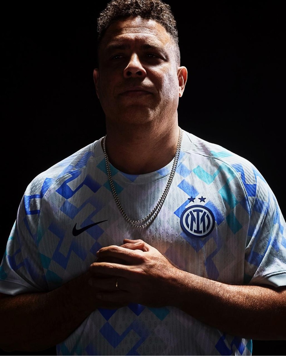 Ronaldo Fenômeno com a nova camisa II da Inter de Milão — Foto: Divulgação / Nike