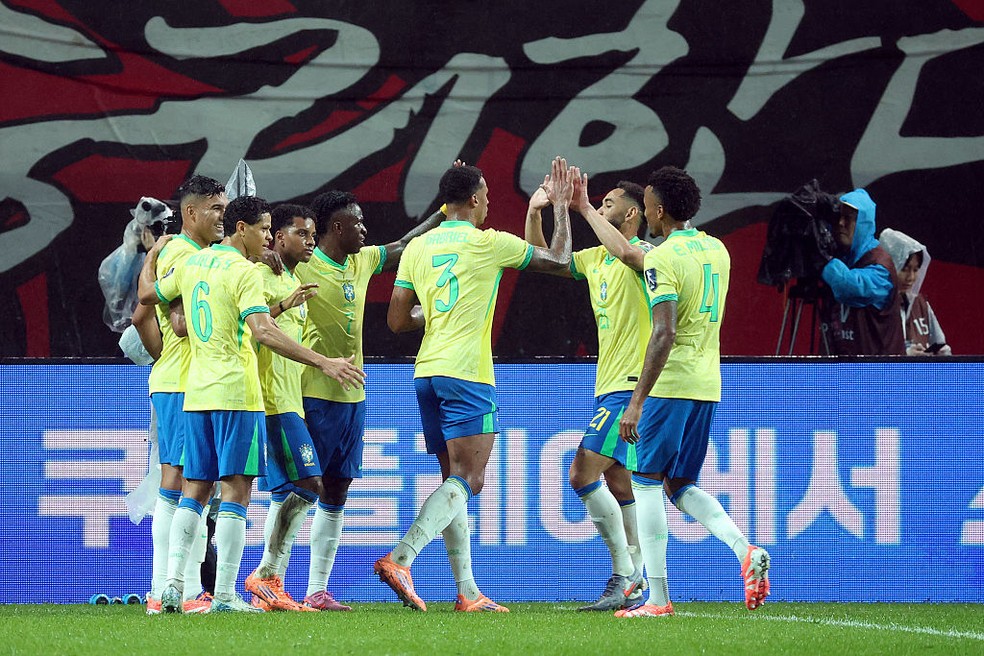 Jogadores da Seleção comemoram gol contra a Coreia do Sul — Foto: Chung Sung-Jun/Getty Images