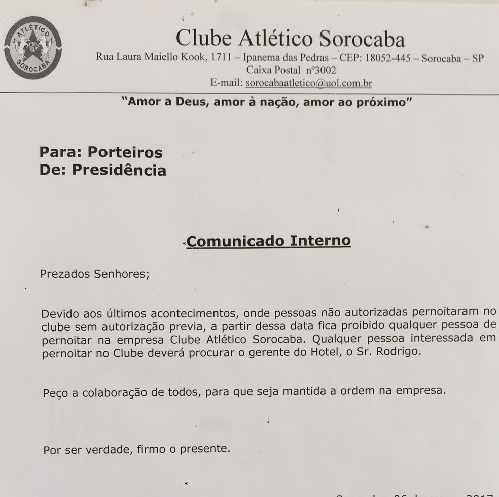 Aviso no CT do Atlético Sorocaba sobre invasão de pessoas no local  — Foto: Emilio Botta