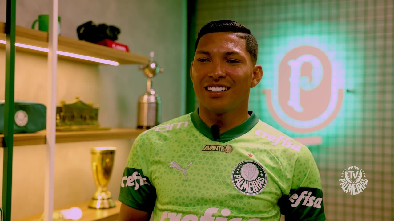 Rony celebra marcabet sport 7 bet250 jogos com a camisa do Palmeiras