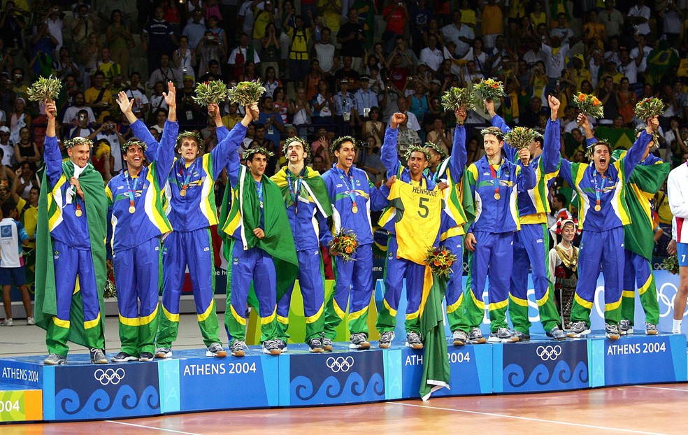 Vôlei Brasil 2004. Dante está atrás de Ricardinho — Foto: Agência O globo
