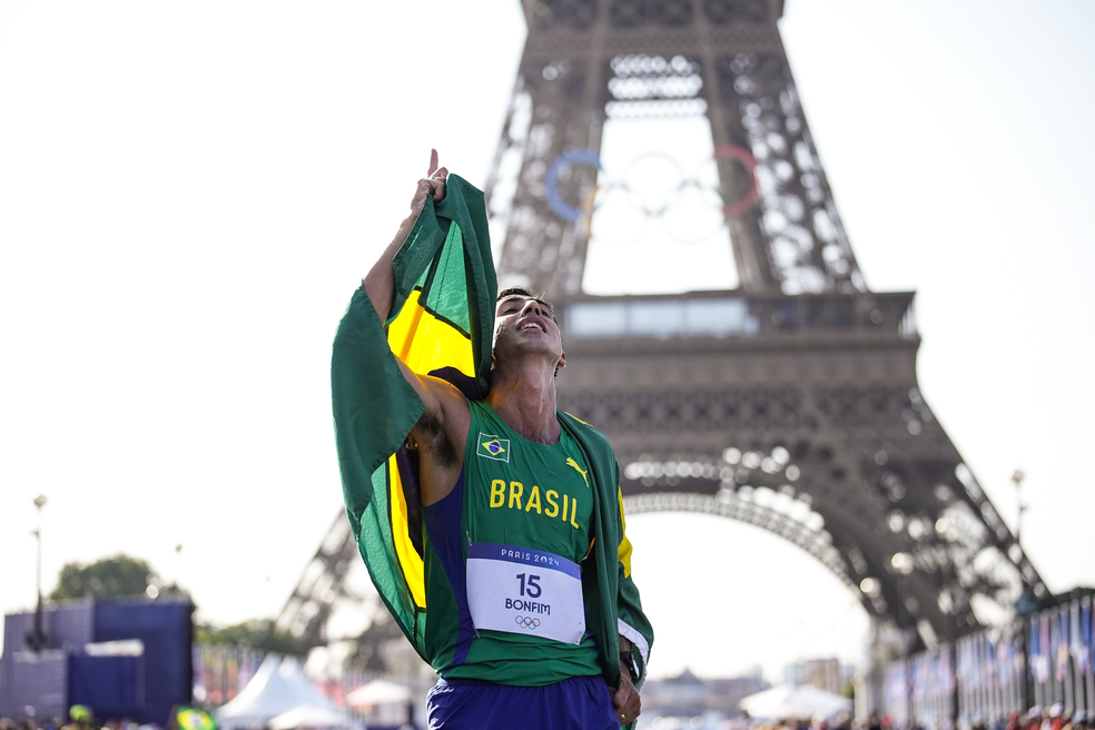 Caio Bonfim comemora a medalha de prata em Paris — Foto: Alexandre Loureiro/COB