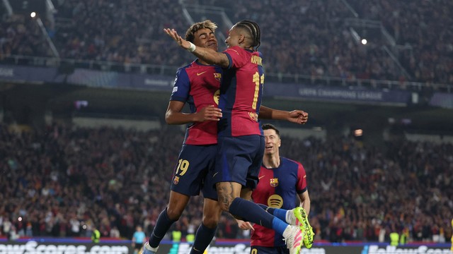 Yamal e Raphinha comemoram um dos gols do Barcelona sobre o Borussia Dortmund