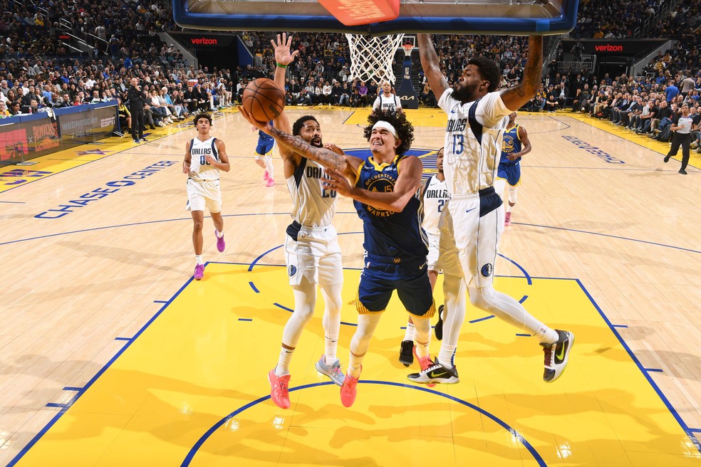 Curry responde provocação de astro do Mavericks com 
