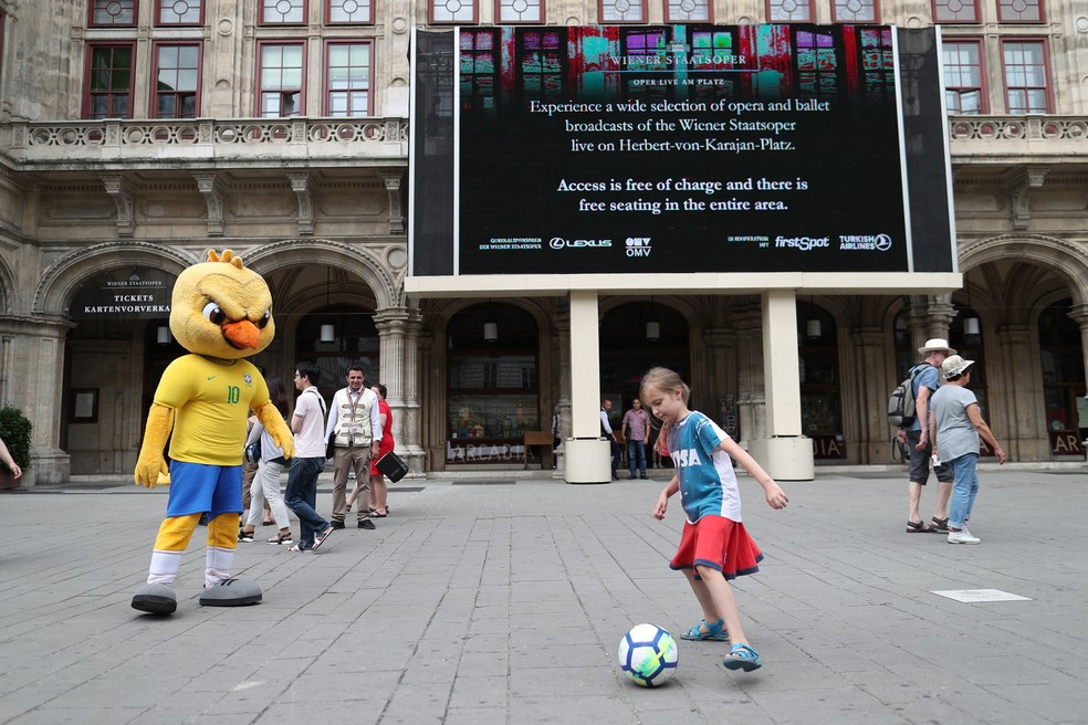 Canarinho Pistola sai pelas ruas de Viena e faz sucesso com a criançada  local, seleção brasileira