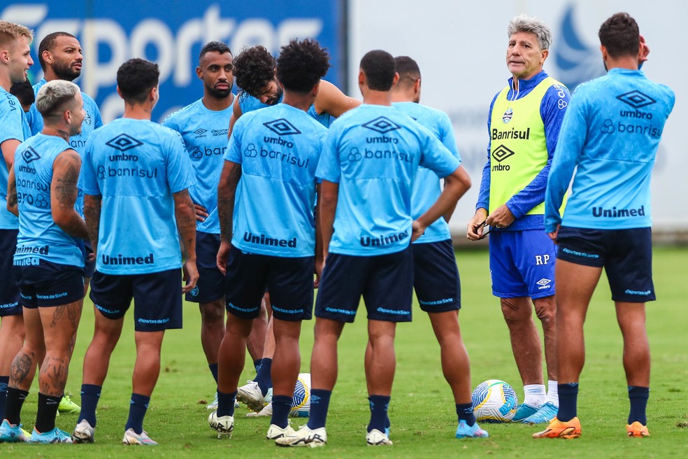Renato Portaluppi em conversa com o grupo do Grêmio — Foto: Renan Jardim/Grêmio