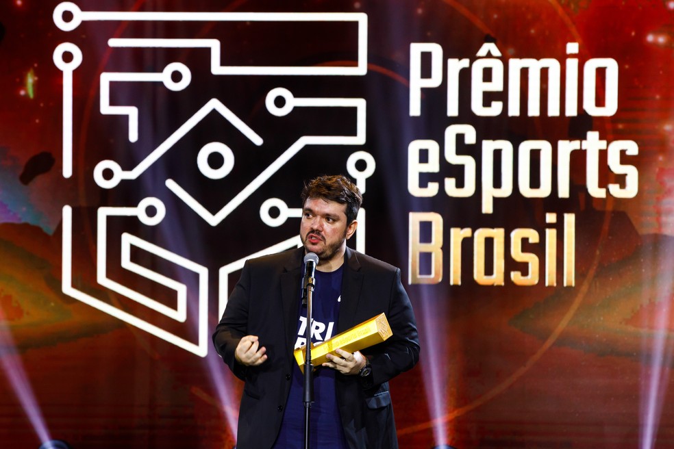 Gaules em discurso com troféu do Prêmio eSports Brasil 2022 em mãos — Foto: Pedro Pini/Prêmio eSports Brasil