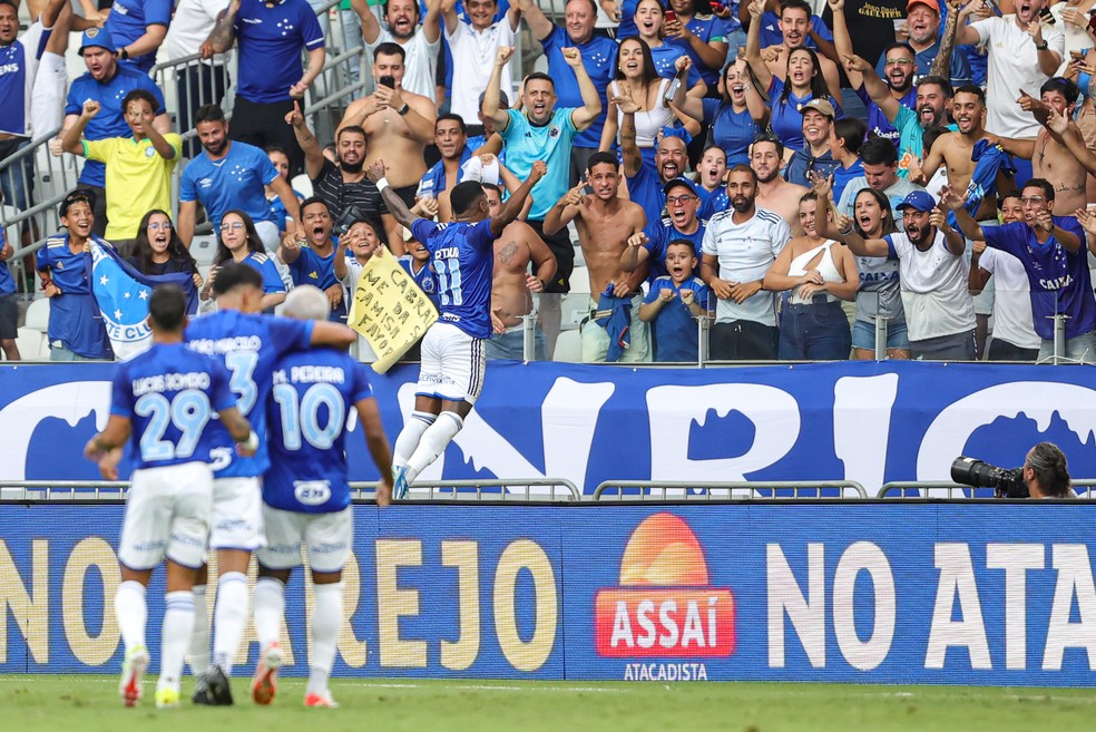 Arthur Gomes comemora gol do Cruzeiro — Foto: Gilson Lobo/AGIF