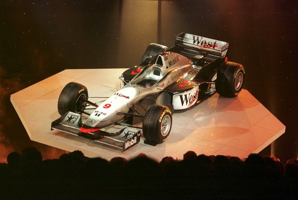 Lançamento da primeira McLaren-Mercedes prateada teve até show das