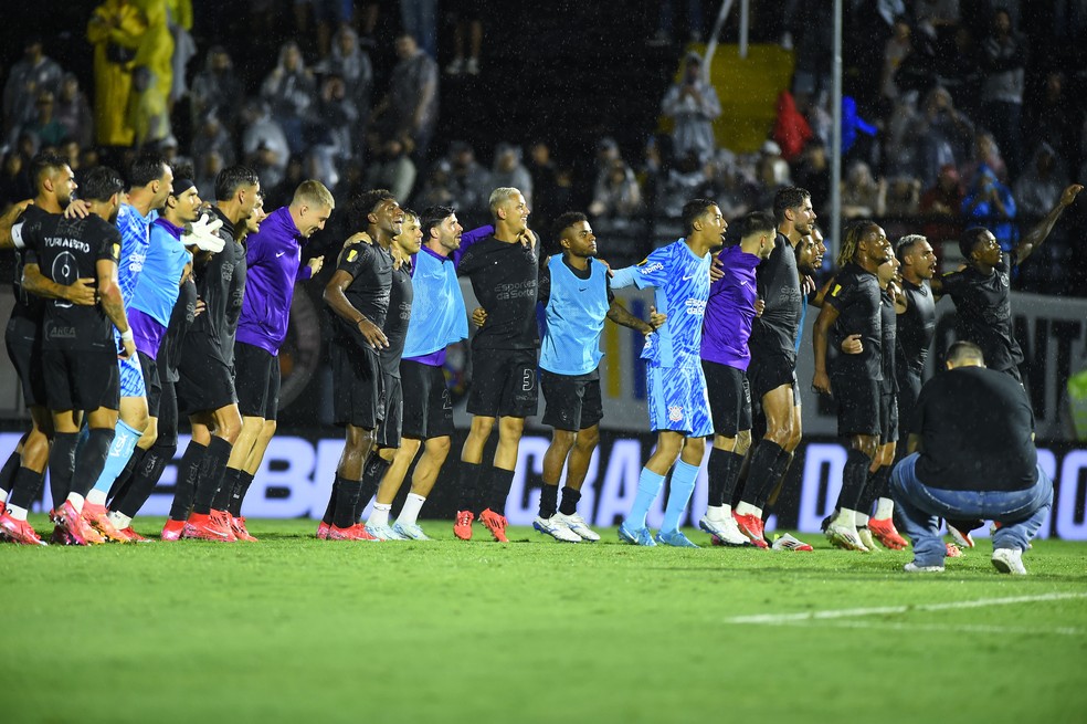 Jogadores do Corinthians festejam com a torcida a vitória de virada — Foto: Marcos Ribolli