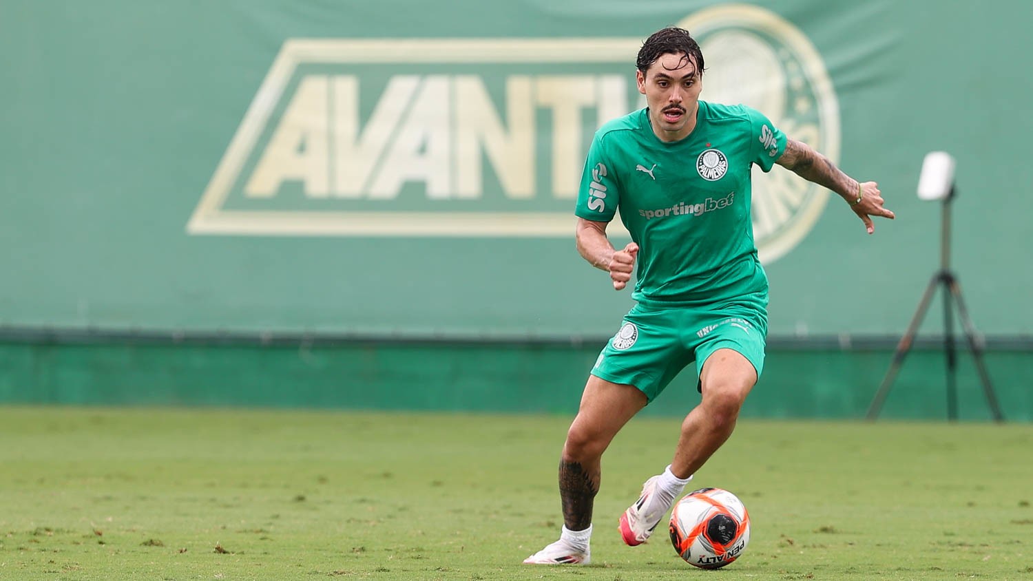 Dorosa recuperação: Mauricio retorna ao Palmeiras após dois meses lesionado.