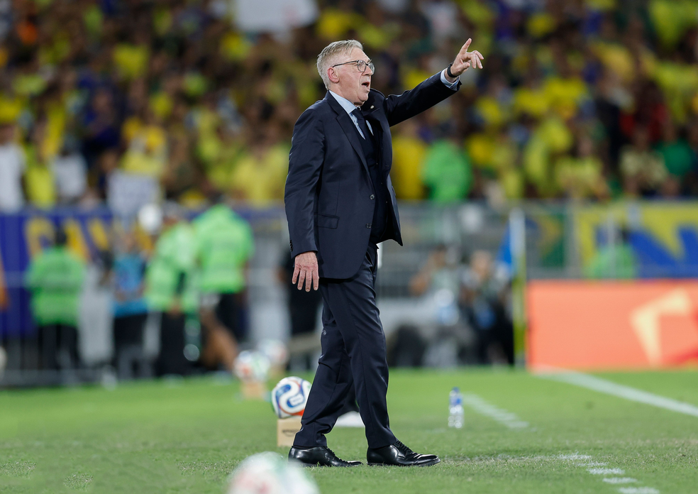 Carlo Ancelotti, t�cnico da sele��o brasileira, a beira do gramado no amistoso contra o Panam� � Foto: Rafael Ribeiro | CBF